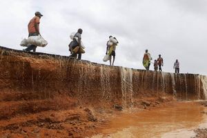 Une route effondrée après des pluies diluviennes, fin novembre, dans le nord du Kenya. Les intempéries ont provoqué le déplacement de milliers de personnes.