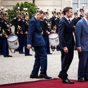 Le 20 septembre 2023, Emmanuel Macron reçoit le roi Charles III en visite d'Etat. Derrière eux, dans la cour de l'Elysée, Frédéric Billet, le chef du Protocole, attentif au moindre détail, rajuste du pied le tapis rouge