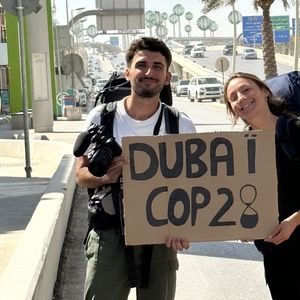 Partis fin septembre 2023 de Paris, Victoria Guillomon et Johan Reboul rejoignent l'Inde en voiture, train, bus et bateau, en faisant un crochet par Dubaï, pour participer à la COP 28.