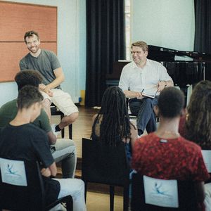 Alexander Neef avec les élèves de la classe de chant de Jacques Fauroux, au Conservatoire de Guyane, dans le cadre du projet « L'Opéra en Guyane ».