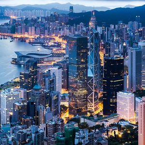 Hong Kong, qui fut la porte d'entrée de la Chine pour l'industrie du luxe, reprend des couleurs. 
