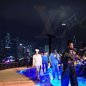 Le défilé Louis Vuitton Homme de Pharrell Williams, présenté le 30 novembre sur l'« avenue des stars » à Hong Kong.
