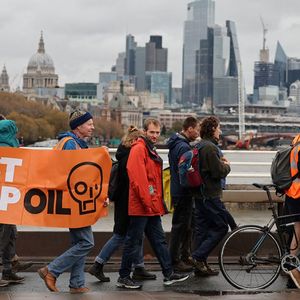 Manifestations à Londres contre les nouveaux projets d'exploitation pétrolière dans le monde, novembre 2023.