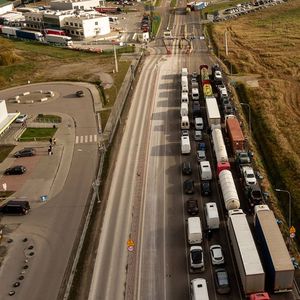 File de camions au poste frontière entre la Pologne et l'Ukraine à Medyka. Les files d'attente ont atteint jusqu'à 40 kilomètres.