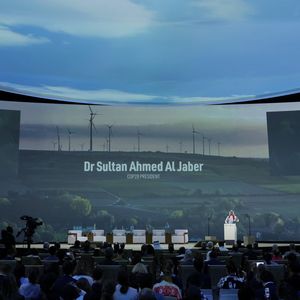 Le président de la COP28, Sultan Al Jaber, lors de son discours aux participants, ce samedi.