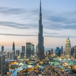 Le quartier phare de Dubaï s'organise autour de Burj Khalifa, la plus haute tour du monde et des fontaines, étendues sur 275 mètres, proposent un spectacle son et lumière tous les soirs.