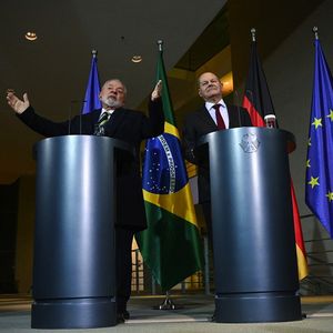 Lors d'une conférence avec Olaf Scholz, Lula a expliqué qu'il avait dit à Emmanuel Macron : « Quand tu seras dans l'avion, ouvre ton coeur, parle à ta femme, et alors tu signeras l'accord avec le Mercosur », faisant sourire le chancelier.