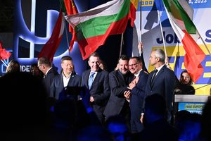 Matteo Salvini (troisième en partant de la droite), vice-président du Conseil italien au milieu des élus de la droite radicale lors de la convention de Florence du 3 décembre 2023 du groupe Identité et démocratie (ID) au Parlement européen.