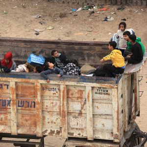 Arrivée à Rafah de Palestiniens qui fuient la ville Khan Younès, le 5 décembre.