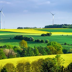 En Belgique, chaque commune peut taxer les mâts d'éoliennes en fonction de l'étendue de l'impact environnemental et paysager de celle-ci.