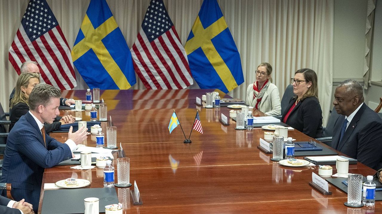 Le ministre suédois de la Défense Pal Jonson (à gauche) et le secrétaire américain à la Défense, Lloyd Austin, au Pentagone le 5 décembre 2023.