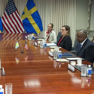 Le ministre suédois de la Défense Pal Jonson (à gauche) et le secrétaire américain à la Défense, Lloyd Austin, au Pentagone le 5 décembre 2023.