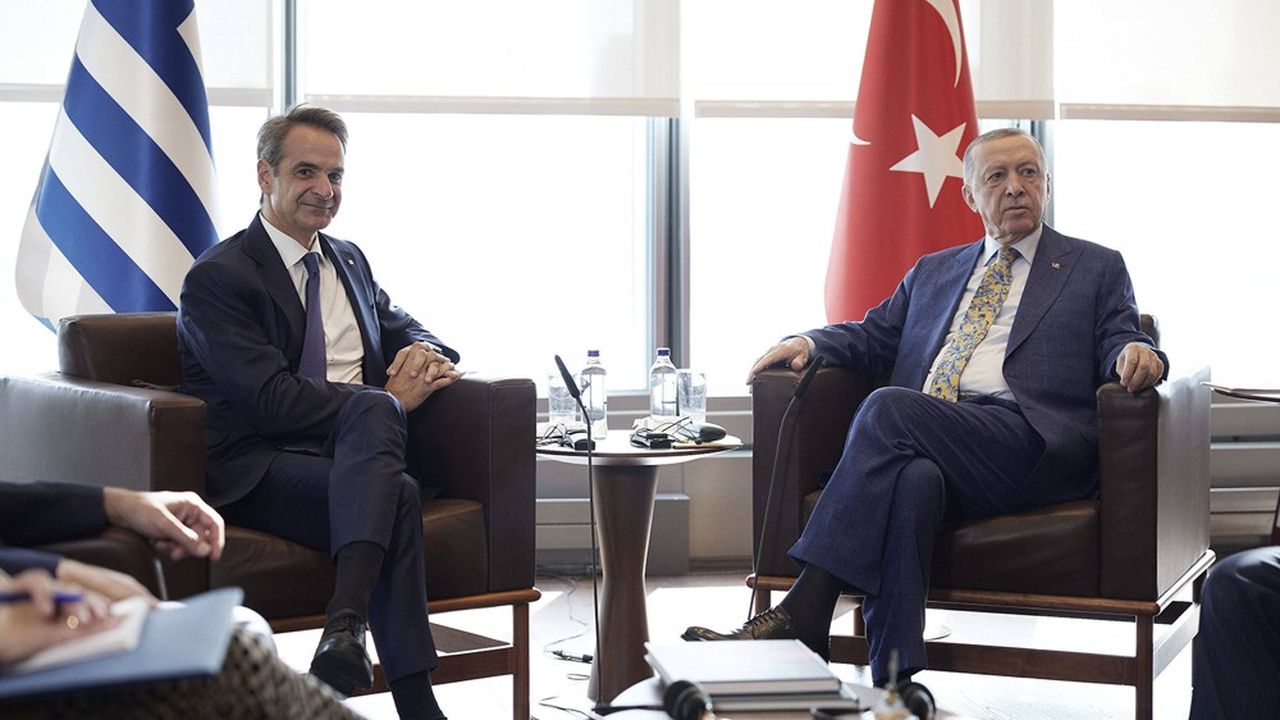 Kyriakos Mitsotakis (à g.) et Recep Tayyip Erdogan (à dr.) lors d'une rencontre en marge du sommet de l'Otan, à New York, en septembre dernier.