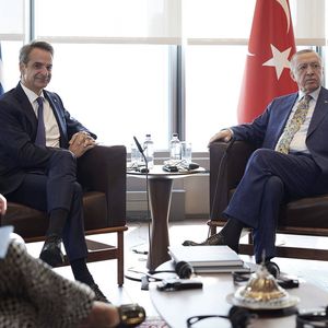 Kyriakos Mitsotakis (à g.) et Recep Tayyip Erdogan (à dr.) lors d'une rencontre en marge du sommet de l'Otan, à New York, en septembre dernier.