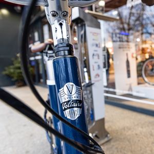 Voltaire fait partie des nouvelles marques de vélos électriques en France.