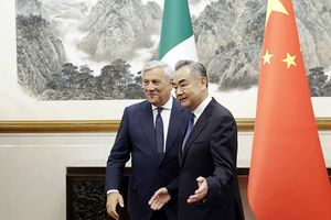 Le ministre chinois des affaires étrangères Wang Yi, reçoit son homologue italien Antonio Tajani à Pékin le 4 septembre 2023.