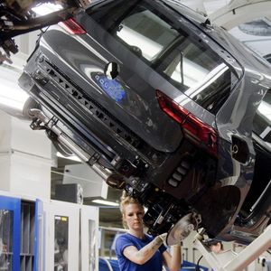 Fabrication d'une Golf 8 à l'usine Volkswagen de Wolfsburg, en Allemagne.