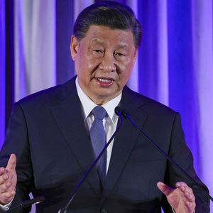 Le président de la Chine Xi Jinping veut faire entrer son pays dans une nouvelle ère de croissance tout en évitant un krach du renminbi (RMB).