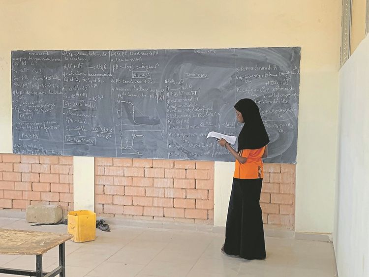 Une jeune fille étudiant à l'internat de Niamey.