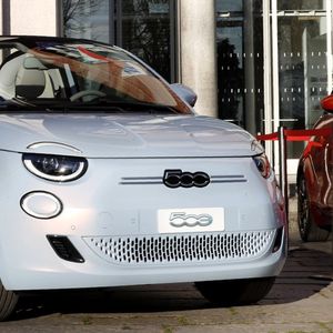 Stellantis s'aventure dans le domaine des batteries amovibles avec la Fiat 500 électrique.