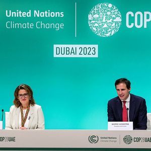 Le commissaire européen pour le Climat, Wopke Hoekstra, et la ministre espagnole de la Transition écologique, Teresa Ribera, à la COP de Dubaï, le 6 décembre 2023.