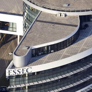 Alors que certaines rumeurs voyaient l'école quitter Cergy il y a quelques années, l'Essec s'est finalement engagé dans un grand plan de modernisation de son campus en 2017.