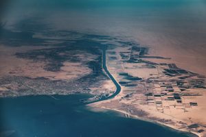Le canal de Suez, long de presque 200 km, est une artère navigable incontournable entre la Méditerranée et l'océan Indien qui fournit des droits de passage confortables au Caire.