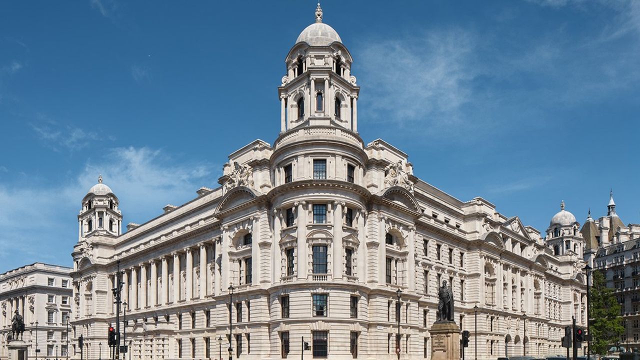 La façade du Raffles London sur Whitehall.