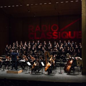 L'orchestre Appassionato dirigé par Mathieu Herzog, les choeurs Unikanti et Maîtrise des Hauts-de-Seine, lors du concert de Noël de 2022.