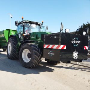 E-Neo a transformé un tracteur agricole de thermique en électrique alimenté par batteries et pile à combustible hydrogène pour le compte du groupe Charier. Il tourne depuis décembre 2022.