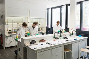 L'école européenne d'ingénieurs de chimie, polymères et matériaux de Strasbourg ouvrira à la rentrée 2024 un nouveau diplôme d'ingénieur sur l'économie circulaire des matériaux plastiques.