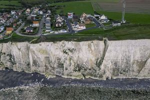 Les falaises d'Ault, en Picardie, sont gagnées par l'érosion.
