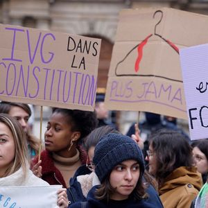 Manifestation réclamant la constitutionnalisation du droit à l'avortement devant le Sénat à Paris, le 1er février 2023.