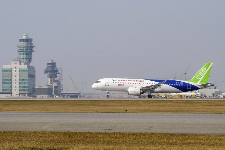 Le C919 chinois atterrit à l'aéroport international de Hong Kong, mardi 12 décembre 2023.