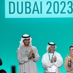 Satisfaction d'annoncer la conclusion d'un accord historique en conclusion de la COP28 de Dubaï (photo : au centre, son président Sultan al Jaber)