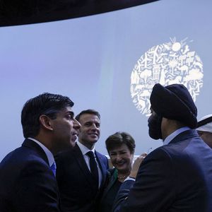 Le président Emmanuel Macron avec la présidente du FMI, Kristalina Georgieva, le Premier ministre britannique, Rishi Sunak (à gauche), et le président de la Banque mondiale, Ajay Banga, à la COP28.