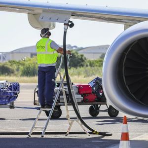 Le procédé inventé par Global Bioenergies permettrait d'élargir considérablement le champ des matières premières utilisables pour produire du carburant d'aviation durable.