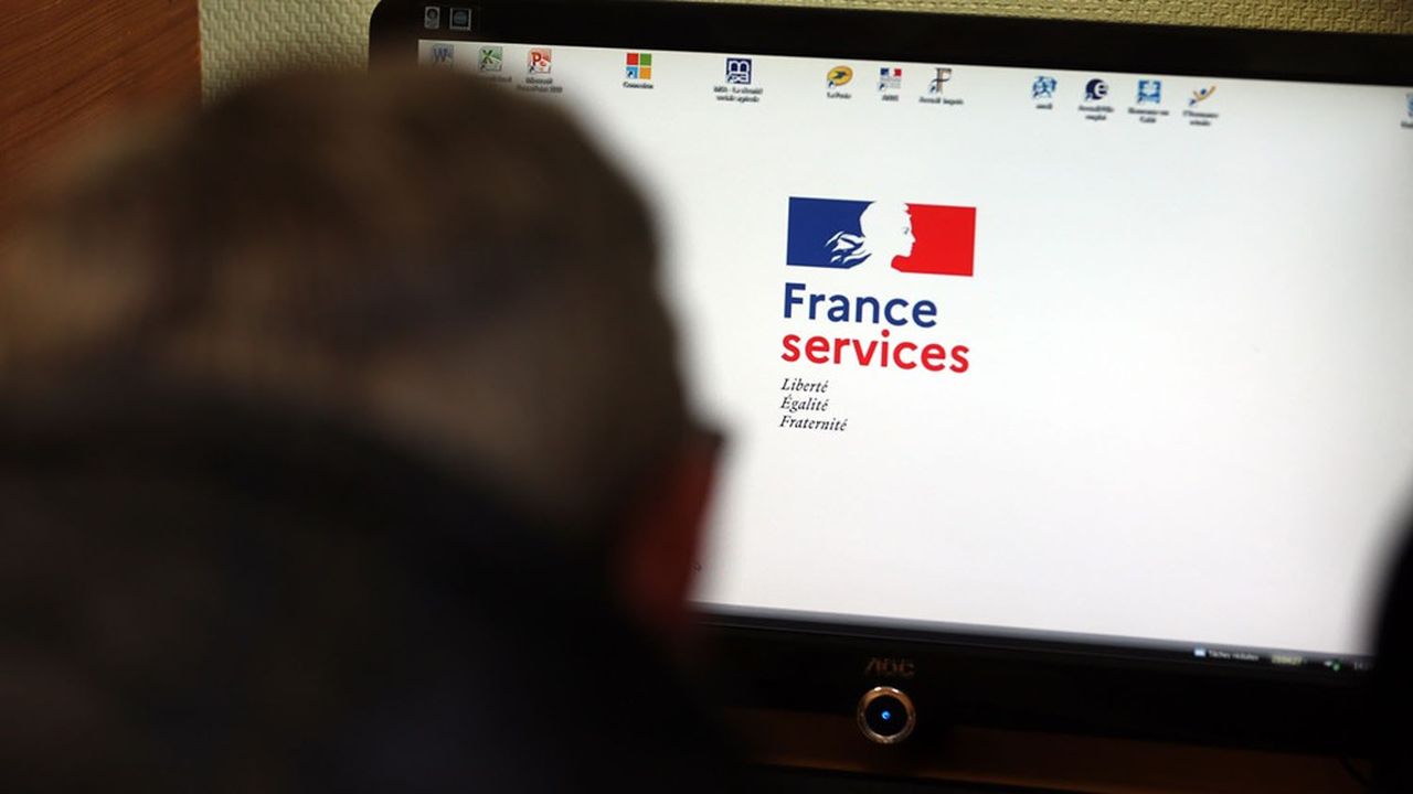 D'ici la fin de l'année, de premiers fonctionnaires - toujours volontaires - dans les 2.600 maisons France services, ces guichets uniques des services publiques (impôts, CAF…), essaieront à leur tour le logiciel Albert. 