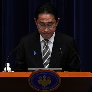Le Premier ministre japonais, Fumio Kishida, a annoncé, ce mercredi, un grand remaniement de son gouvernement pour tenter de regagner la confiance de l'opinion publique.