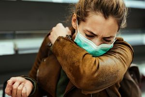 Les indicateurs de la grippe sont en hausse en ville et à l'hôpital. La circulation des virus respiratoires, comme le Covid, reste très active, prévient Santé publique France.