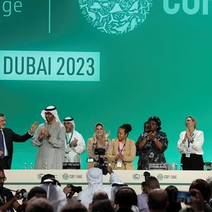 Le président de la COP28, Sultan Al Jaber, se félicite de l'accord trouvé mercredi 13 décembre.