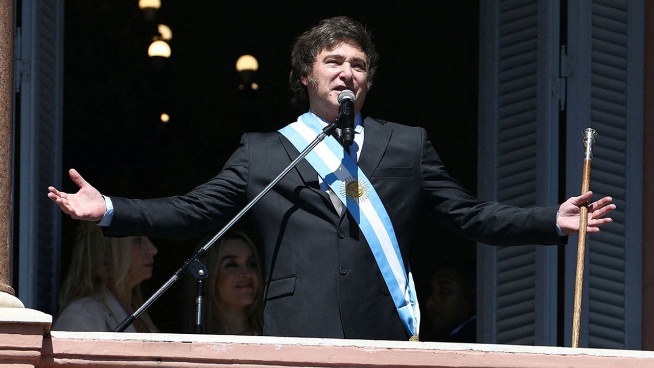 Javier Milei, le nouveau président argentin, avait dépeint une situation économique catastrophique impliquant de frapper vite et fort lors de son discours d'investiture dimanche.
