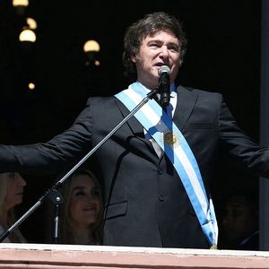 Javier Milei, le nouveau président argentin, avait dépeint une situation économique catastrophique impliquant de frapper vite et fort lors de son discours d'investiture dimanche.