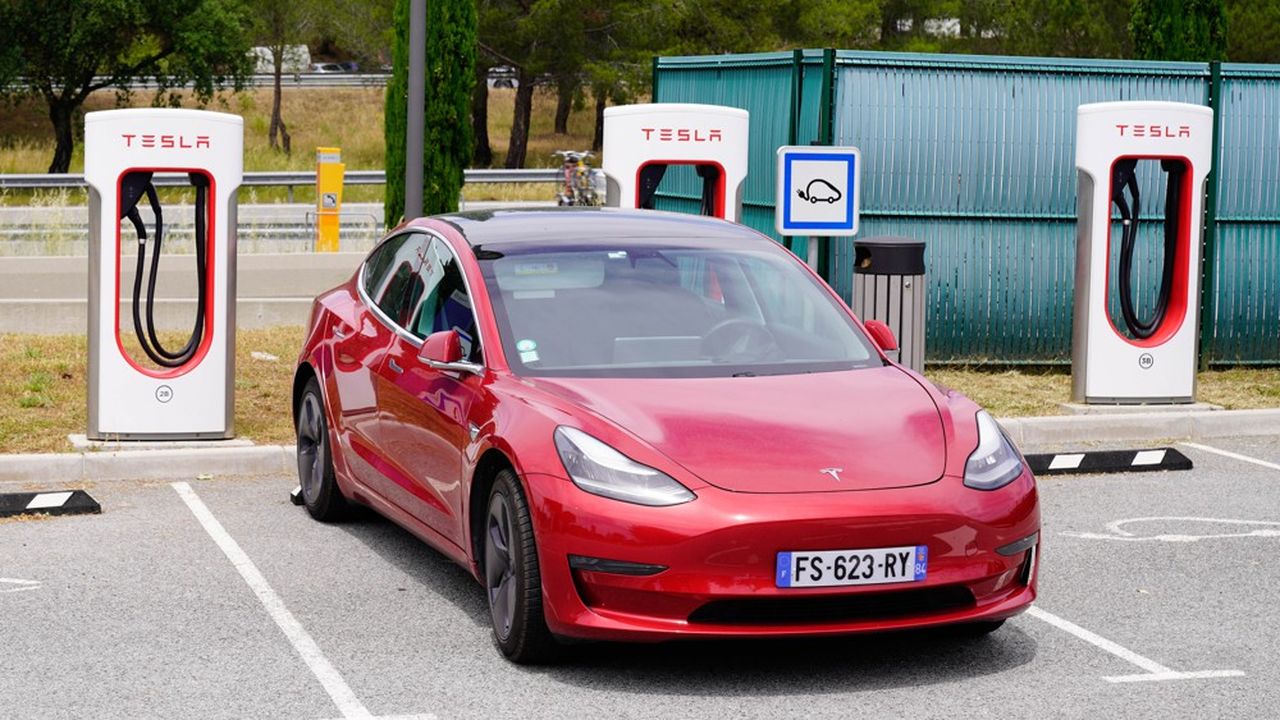 La Model 3 de Tesla, leader mondial de la voiture électrique, n'aura plus droit au bonus écologique de 5.000 euros en 2024.