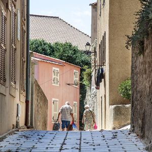 La Corse est la région métropolitaine où le taux de personnes âgées de plus de 75 ans est le plus élevé de France.