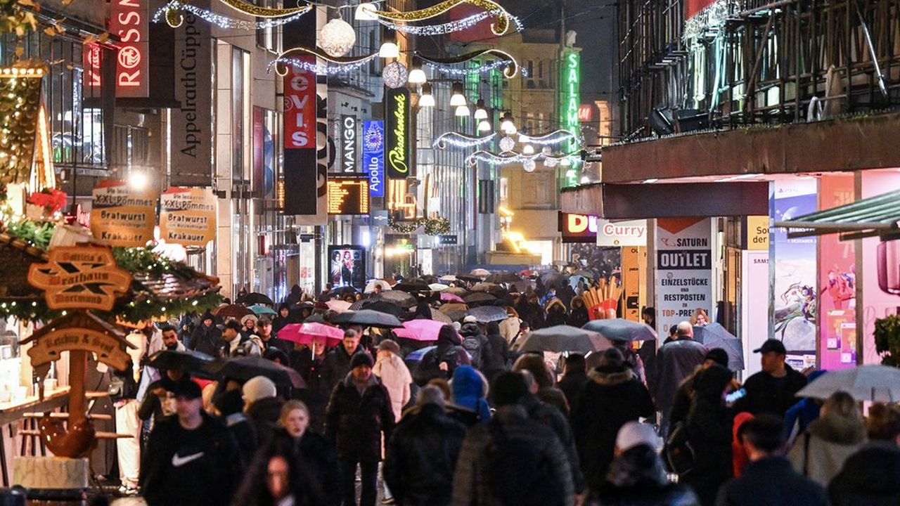 La foule arpente les rues commerçantes de Dortmund, en Allemagne.