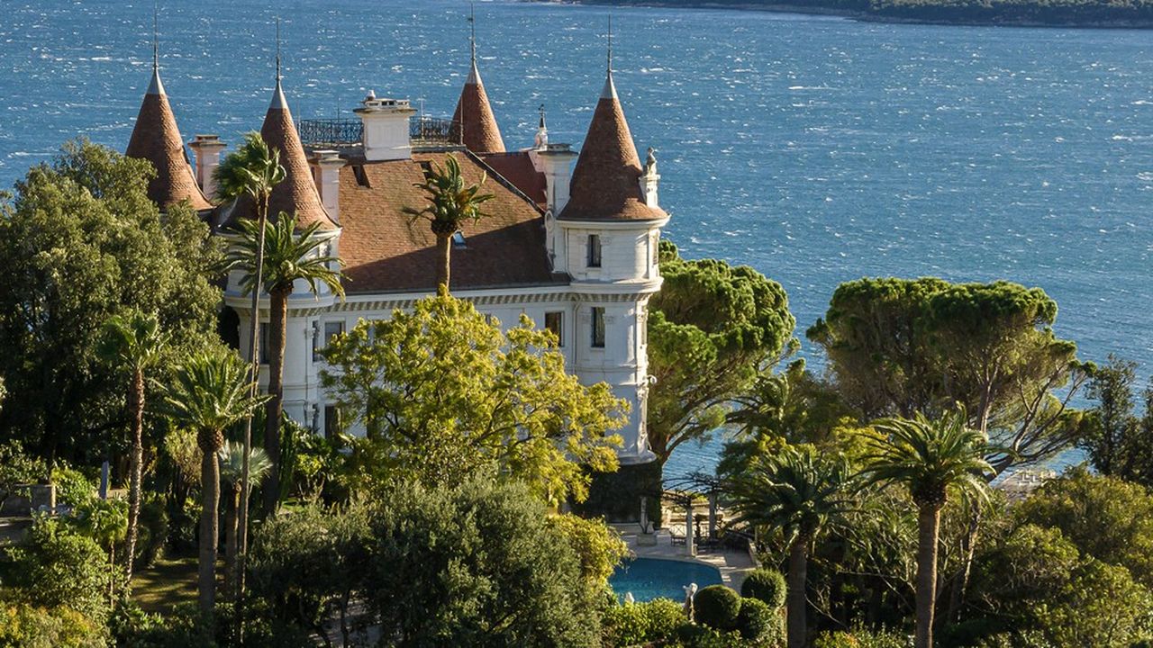 Une maison à vendre du côté de Cannes par le réseau Michaël Zingraf Real Estate.
