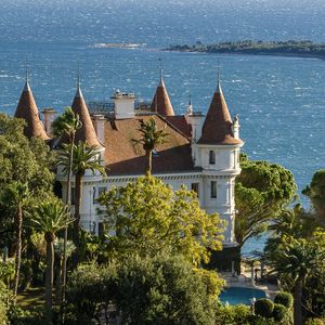 Une maison à vendre du côté de Cannes par le réseau Michaël Zingraf Real Estate.