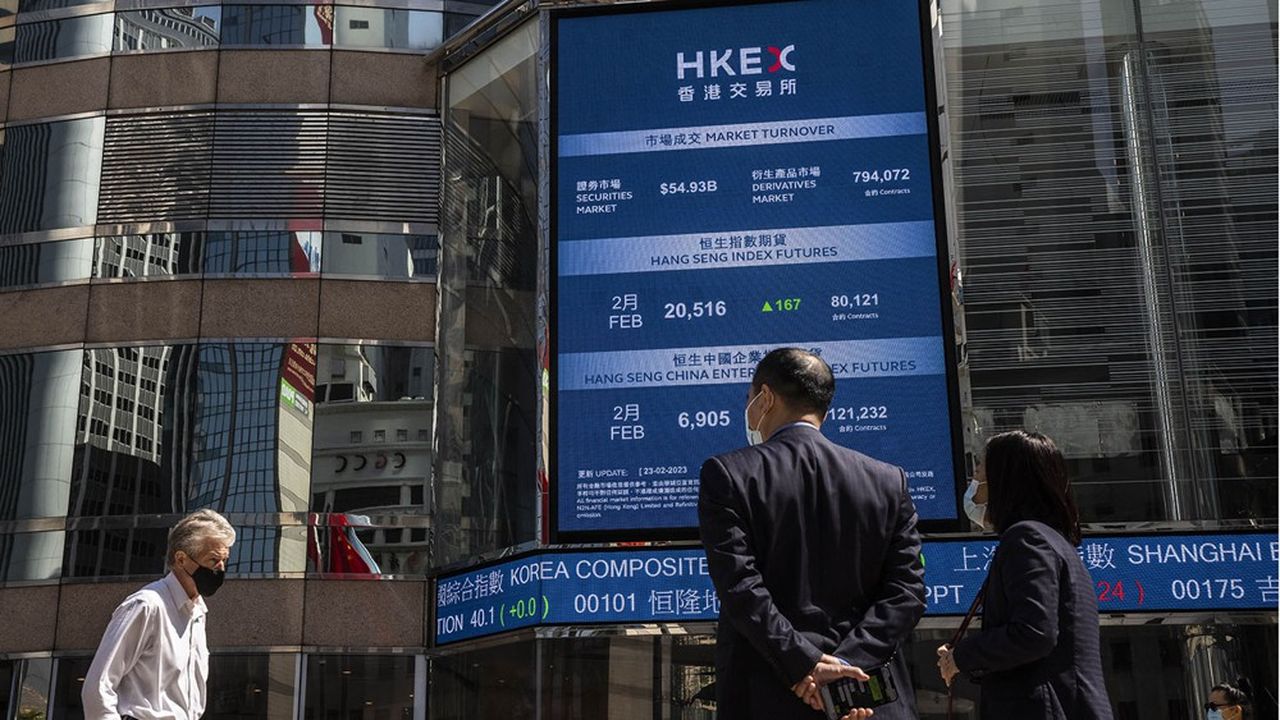 Devant la Bourse de Hong Kong.