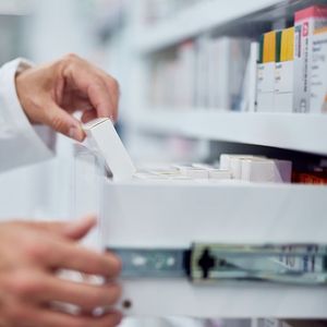 Parmi les médicaments concernés figurent des molécules « grand public de type paracétamol ou ibuprofène », mais aussi des « médicaments sur prescription ».